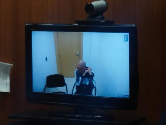 Suspendido el juicio por violencia contra el autor de crimen de Viana para decidir si declara en sala o a distancia. En la foto, el acusado por videoconferencia desde el penal militar de Alcalá de Henares.