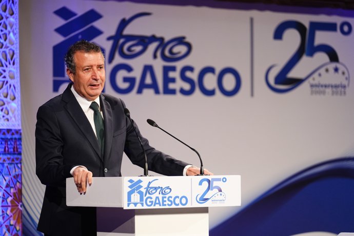 El presidente de la Diputación de Sevilla, Javier Fernández interviene en el acto