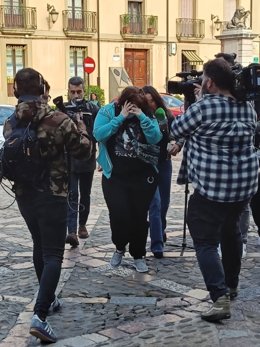 En la imagen, N.T.G., acusada de suministrar burundanga a siete personas para después sustraer su dinero, a su llegada a la Audiencia Provincial de León.