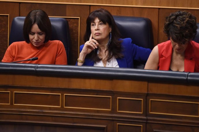 La ministra de Igualdad, Ana Redondo, durante una sesión de control al Gobierno, en el Congreso de los Diputados, a 21 de mayo de 2025, en Madrid (España). Durante la sesión de control, los grupos parlamentarios PP y VOX, han preguntado al Gobierno por su