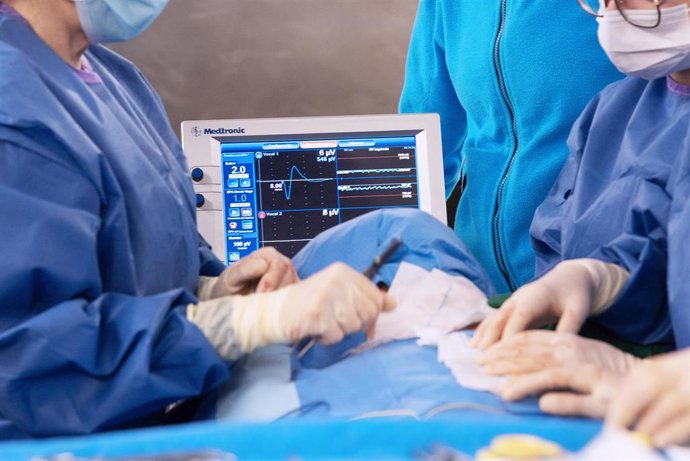 Neuromonitorización continua del nervio laríngeo recurrente durante una intervención de tiroides.