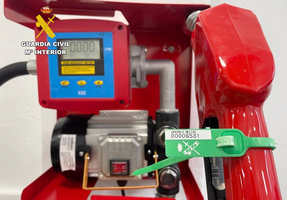 La Guardia Civil precinta depósitos y surtidores ilegales de gasoil en un empresa de Colindres