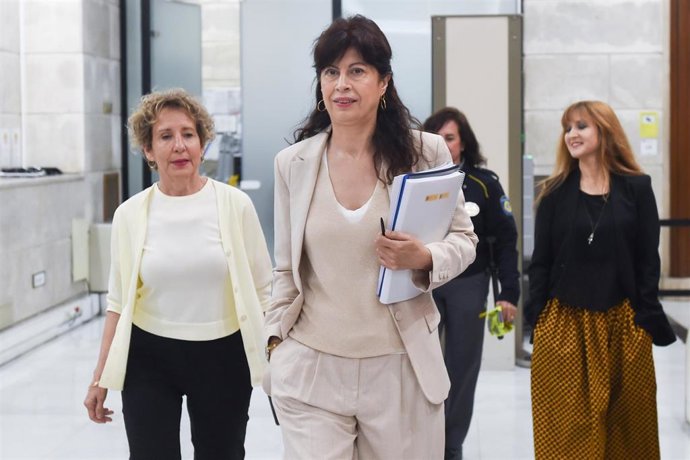 La ministra de Igualdad, Ana Redondo (2i), la secretaria de Estado de Igualdad y para la Erradicación de la Violencia contra las Mujeres, Aina Calvo (i), llegan al comité de crisis institucional tras los asesinatos machistas de marzo, con cinco víctimas, 
