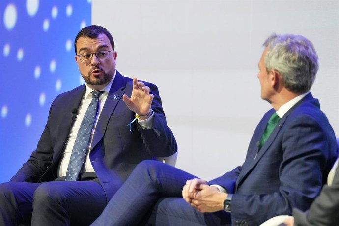 El presidente del Principado de Asturias, Adrián Barbón (i), y el presidente de la Xunta de Galicia, Alfonso Rueda (d), durante el Foro del Noroeste, a 13 de mayo de 2025, en Santiago de Compostela, A Coruña, Galicia (España). 