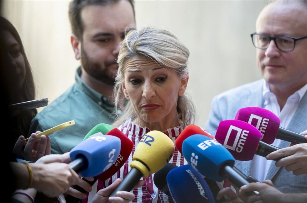 La vicepresidenta segunda del Gobierno y ministra de Trabajo y Economía Social, Yolanda Díaz, atiende a los medios de comunicación durante la LXXXVI Conferencia Sectorial de Empleo y Asuntos Laborales, a 20 de mayo de 2025, en Madrid (España).