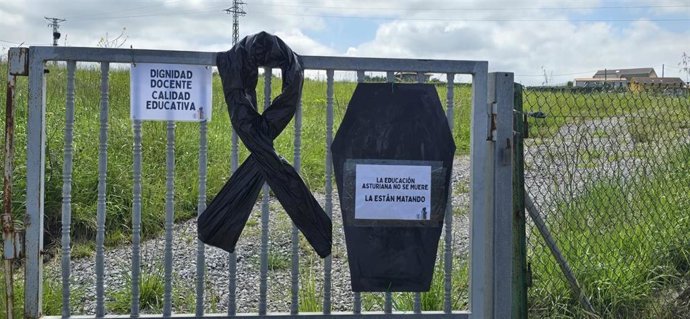 Carteles de protesta en un colegio rural asturiano.