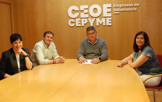 Representantes de CEOE Cepyme Salamanca en una reunión con la plataforma 'Por una Autovía A-62 digna'.