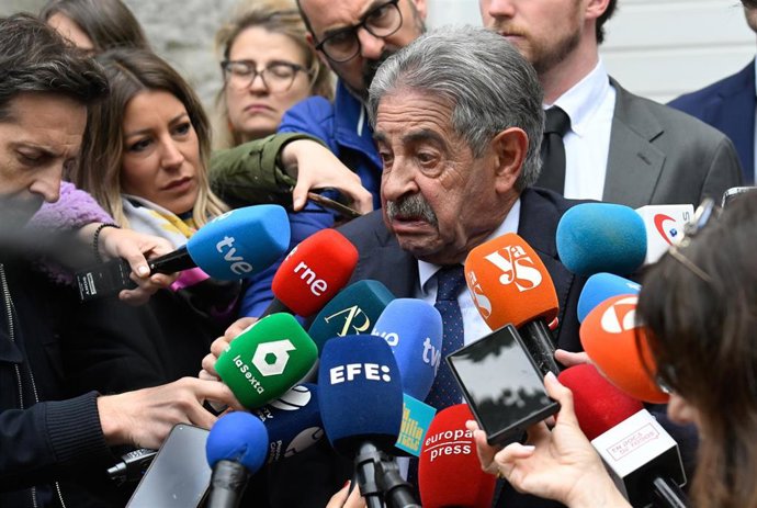 Imagen de archivo.- El expresidente de Cantabria Miguel Ángel Revilla atiende a los medios antes de la celebración del acto de conciliación con la representación legal del rey emérito Juan Carlos I en el juzgado de Santander
