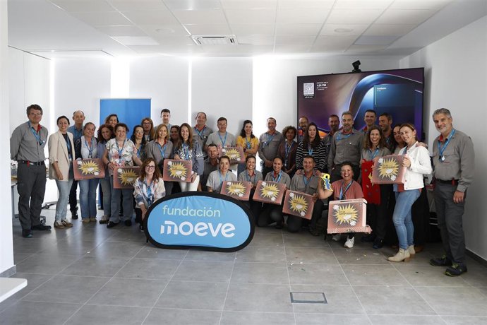 Archivo - Voluntarios de la Fundación Moeve con kits para Pequeño Deseo.