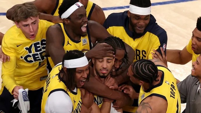 Los jugadores de los Pacers celebran la canasta de Tyrese Haliburton ante los Knicks en las Finales del Este de la NBA 24-25