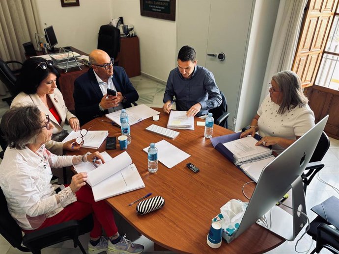 Jesús Lupiáñez, alcalde de Vélez-Málaga, preside la Fundación María Zambrano, que recientemente ha reunido a su patronato para aprobar el presupuesto de 2025 y una completa programación de actividades, además de la iniciativa para el BIC.