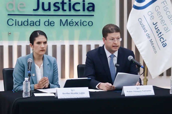 21 de maio de 2025, Cidade do México, Cdmx, México: A Procuradora Geral da Cidade do México, Bertha Alcalde Luján, e o Secretário de Segurança Cidadã da Cidade do México, Pablo Vazquez Camacho, falam durante uma coletiva de imprensa para anunciar o progre