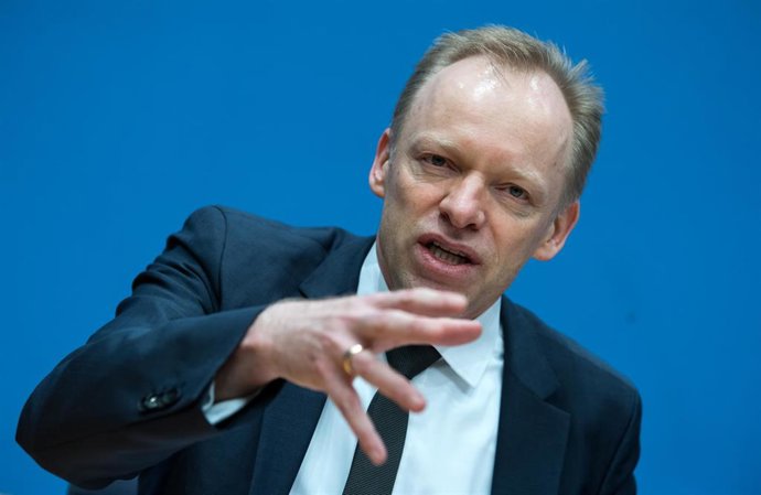 Archivo - FILED - 17 January 2018, Berlin: Clemens Fuest, President of the Institute for Economic Research (IFO), speaks during a press conference. Photo: Bernd von Jutrczenka/dpa