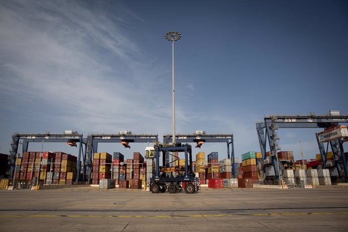 Archivo - Contenidors de mercaderies al moll de descàrrega del Port de Barcelona