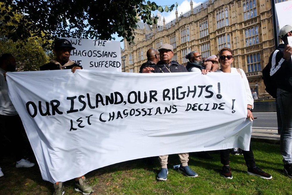 Archivo - Protesta de residentes del archipiélago de Chagos, parte de Mauricio y colonizado por Reino Unido, en Londres tras la firma del acuerdo para la devolución del territorio en octubre de 2024 (archivo)