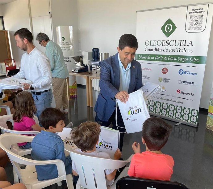 Reyes durante su visita al CPR José García Lainez, en La Iruela