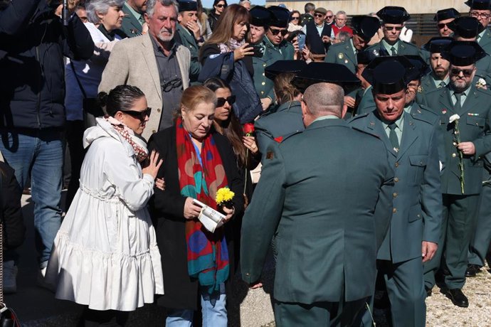 Archivo - La madre de uno de los agentes durante una ofrenda floral en homenaje a los guardias civiles fallecidos, en el puerto de Barbate, a 9 de febrero de 2025, en Barbate, Cádiz, Andalucía (España).