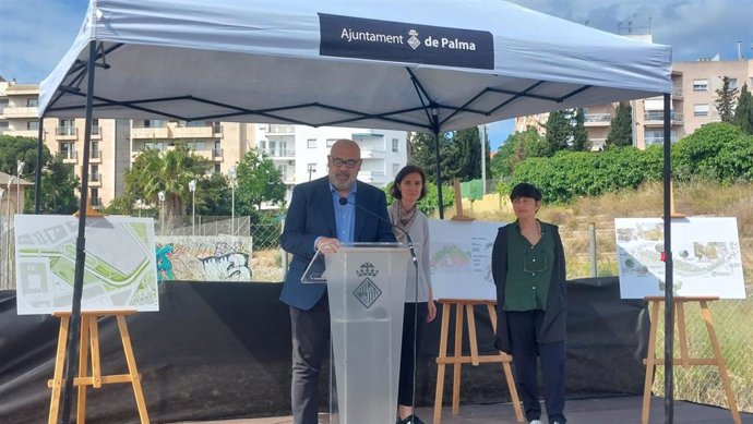El alcalde de Palma, Jaime Martínez, con dos de las arquitectas ganadoras del concurso para reformar el velódromo del Tirador.