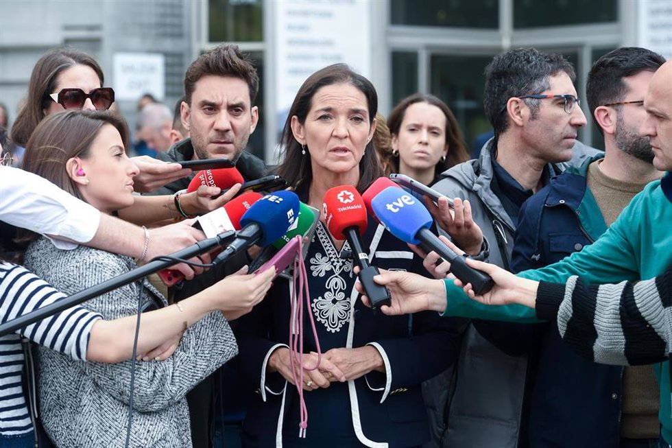 Archivo - La portavoz del Grupo Municipal Socialista de Madrid, Reyes Maroto, atiende a los medios de comunicación durante el minuto de silencio por las víctimas de la DANA, en el Ayuntamiento de Madrid, a 30 de octubre de 2024, en Madrid (España).