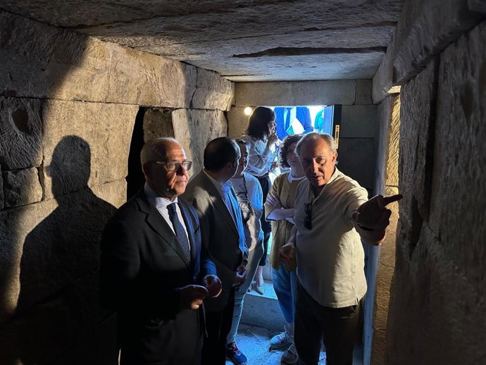 Visita a la Cámara Sepulcral de Toya.