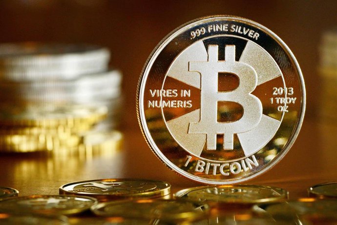 Archivo - FILED - 28 November 2013, Berlin: A general view of a coin bearing the logo of the Bitcoin cryptocurrency at a coin store.
