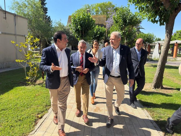 El conseller Miguel Barrachina visita el campus de la UMH en Orihuela