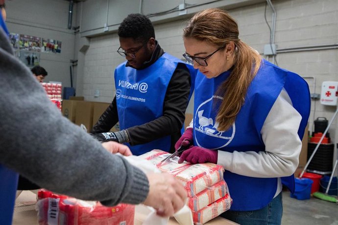 Archivo - Miembros de la Federación Española de Bancos de Alimento (FESBAL) en la Gran Recogida de 2024.