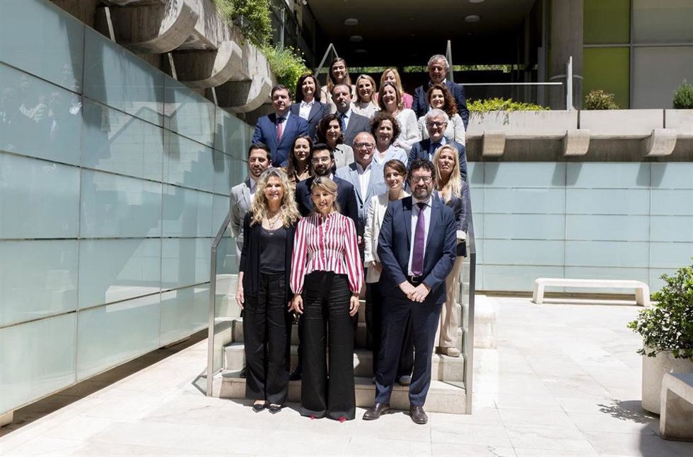 (I-D) La secretaria de Estado de Economía Social, Amparo Merino, la vicepresidenta segunda del Gobierno y ministra de Trabajo y Economía Social, Yolanda Díaz, y el secretario de Estado de Trabajo, Joaquín Pérez Rey, durante la LXXXVI Conferencia Sectori