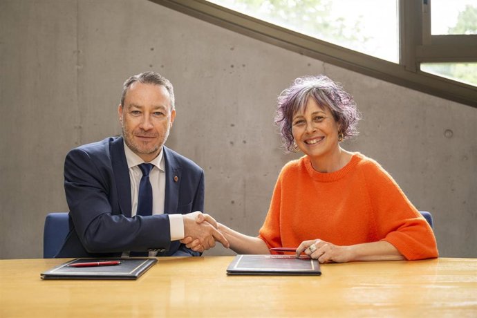El rector de la UPNA, Ramón Gonzalo, y la consejera Rebeca Esnaola en la firma del convenio para la puesta en marcha de un programa para el fomento y promoción del turismo enogastronómico
