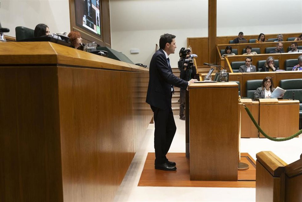En el pleno, el consejero de Hacienda y Finanzas, Nol d'Anjou