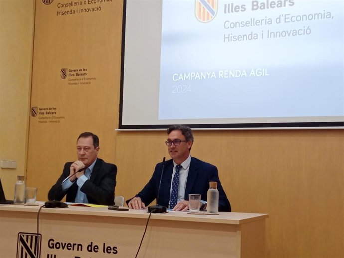 El administrador tributario Alberto Roibal y el conseller Antoni Costa, en rueda de prensa.