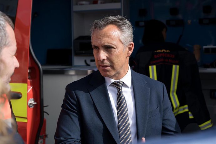 Archivo - El consejero de Medio Ambiente, Agricultura e Interior, Carlos Novillo, durante un simulacro de incendio en la iglesia de Santa Catalina de Alejandría, a 4 de octubre de 2024, en Villamanta, Madrid (España)