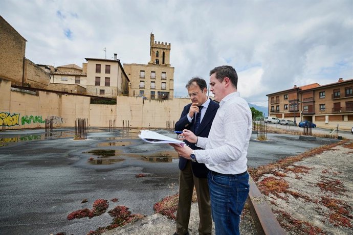 Alberto Martinez Jaurlaritzako Osasun sailburuak eta Raul Garcia Ezquerro Guardiako alkateak eraikina egingo den tokia bisitatu dute