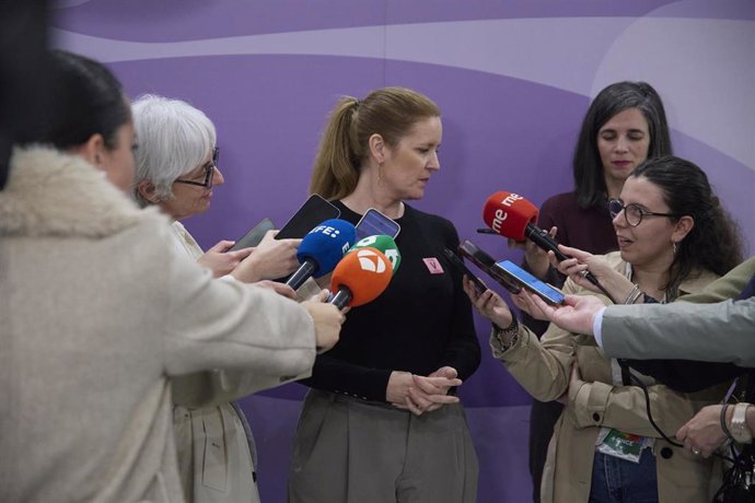 La consejera de Familia, Juventud y Asuntos Sociales, Ana Dávila, atiende a los medios de comunicación durante la Conferencia Sectorial de Igualdad, en el Ministerio de Igualdad