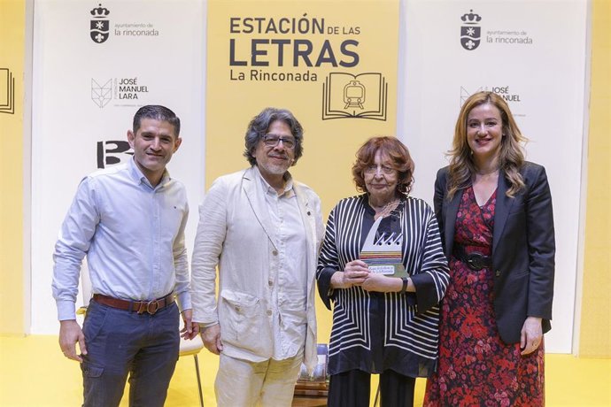 Cristina Fernández Cubas, premio 'Factoría creativa de las letras' de La Rinconada, junto a Fernando Iwasaki y Raquel Vega.