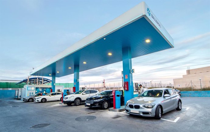 Los precios de las gasolineras de Ballenoil en Madrid son hasta 30 céntimos más bajos que las estaciones tradicionales, según los datos del Geoportal de Precios de Carburantes del Ministerio para la Transición Ecológica y Reto Demográfico.