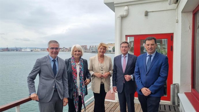 El Consejo General de RETE celebrado en Santander, con la presencia de la alcaldesa de Huelva, Pilar Miranda, y el presidente del Puerto de Huelva, Alberto Santana.