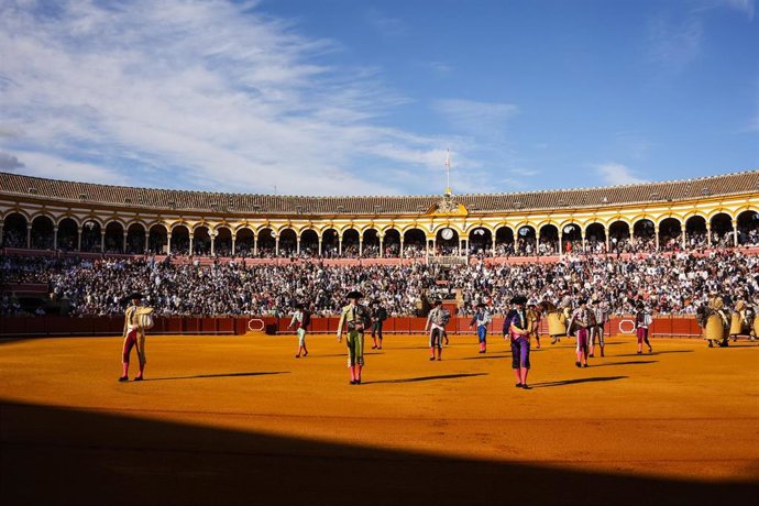 Los tres toreros con sus cuadrillas hacen el paseillo en la Maestranza, a 9 de mayo de 2025 en Sevilla. Morante de la Puebla, Daniel Luque y Tomás Rufo lidian toros de Garcigrande en la décimocuarta de abono en la Real Maestranza (Foto de archivo).