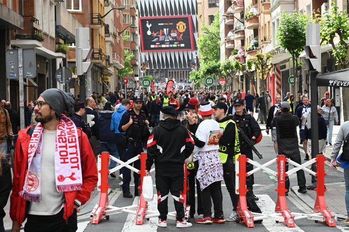 Ambiente en el entorno de San Mamés antes del partido de la final de la UEFA Europa League