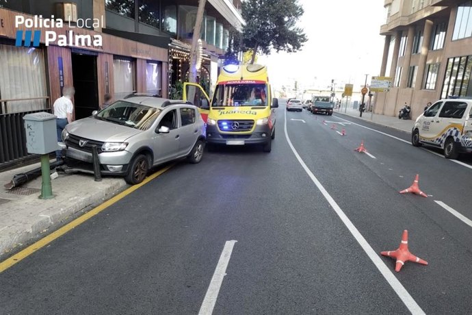El vehículo accidentado en Palma.