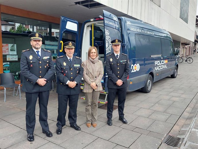 La delegada del Gobierno, Alicia Echeverría, y el jefe superior de Policía de la Comunidad Foral, Manuel Jesús del Collado, junto a uno de los Vehículos Integrales de Documentación