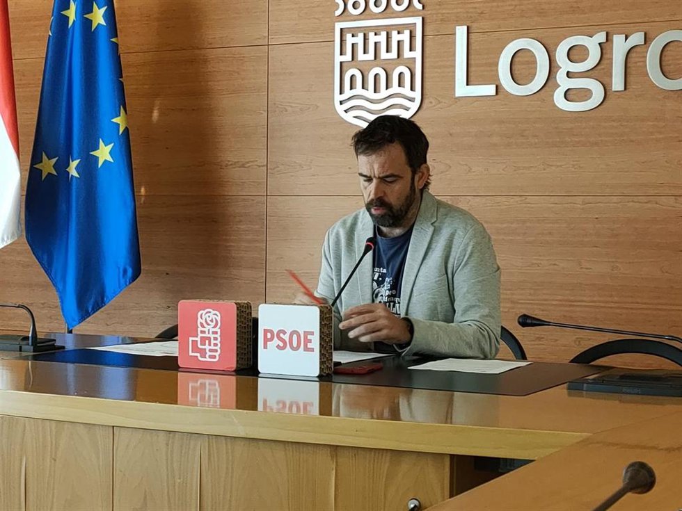 El concejal del Grupo Municipal del PSOE, Iván Reinares ,en comparecencia de prensa
