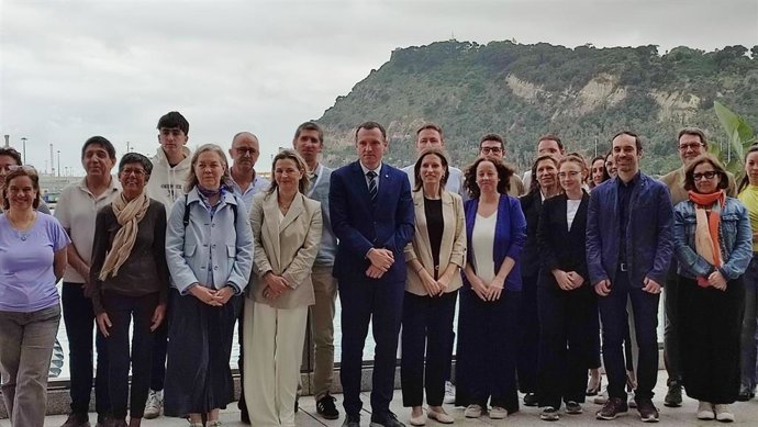 Imagen del conseller de Agricultura, Ganadería, Pesca y Alimentación de la Generalitat, Òscar Ordeig, con representantes de pymes catalanas del sector agroalimentario.