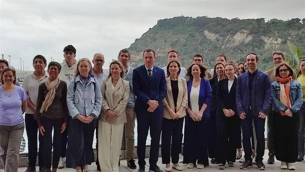 Imagen del conseller de Agricultura, Ganadería, Pesca y Alimentación de la Generalitat, scar Ordeig, con representantes de pymes catalanas del sector agroalimentario.
