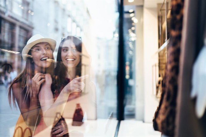 Archivo - Mujeres mirando un escaparate.