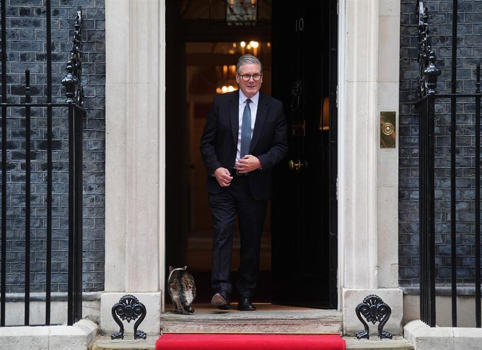 Keir Starmer, primer ministro de Reino Unido, sale del número 10 de Downing Street