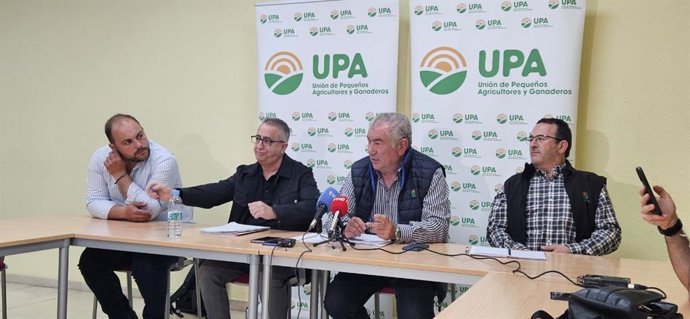 El secretario de UPA Castilla y León, Aurelio González, junto al secretario general de Agricultura de UPA, Ignacio Huertas, en una rueda de prensa en Valladolid para abordar la situación del cereal