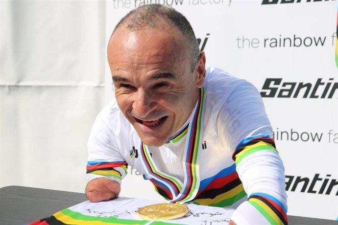 Archivo - Ricardo Ten posa con su medalla de oro en la contrarreloj C1 de los Mundiales de Zurich