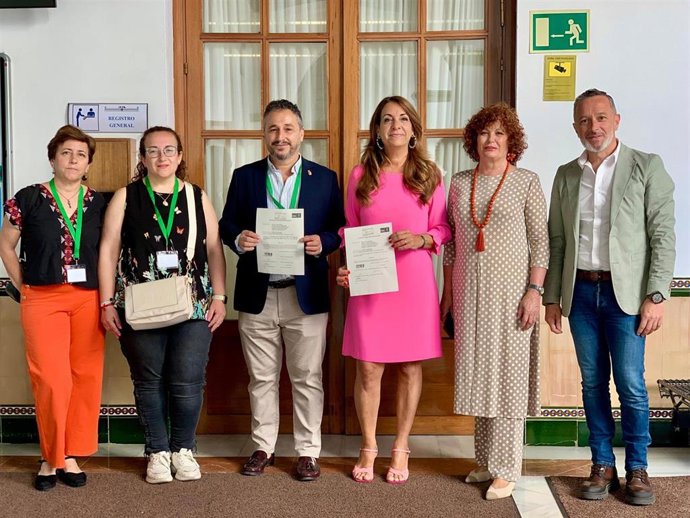 Parlamentarios del PSOE de Sevilla registran una iniciativa junto al alcalde de Tocina, Francisco José Calvo, para demandar a la Junta que habilite el servicio de comedor escolar en el pueblo.