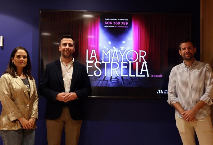 El delegado de Mayores de la Diputación de Málaga, José Santaolalla, ha presentado el concurso junto a Macarena Albarracín, enargada de la actividad.